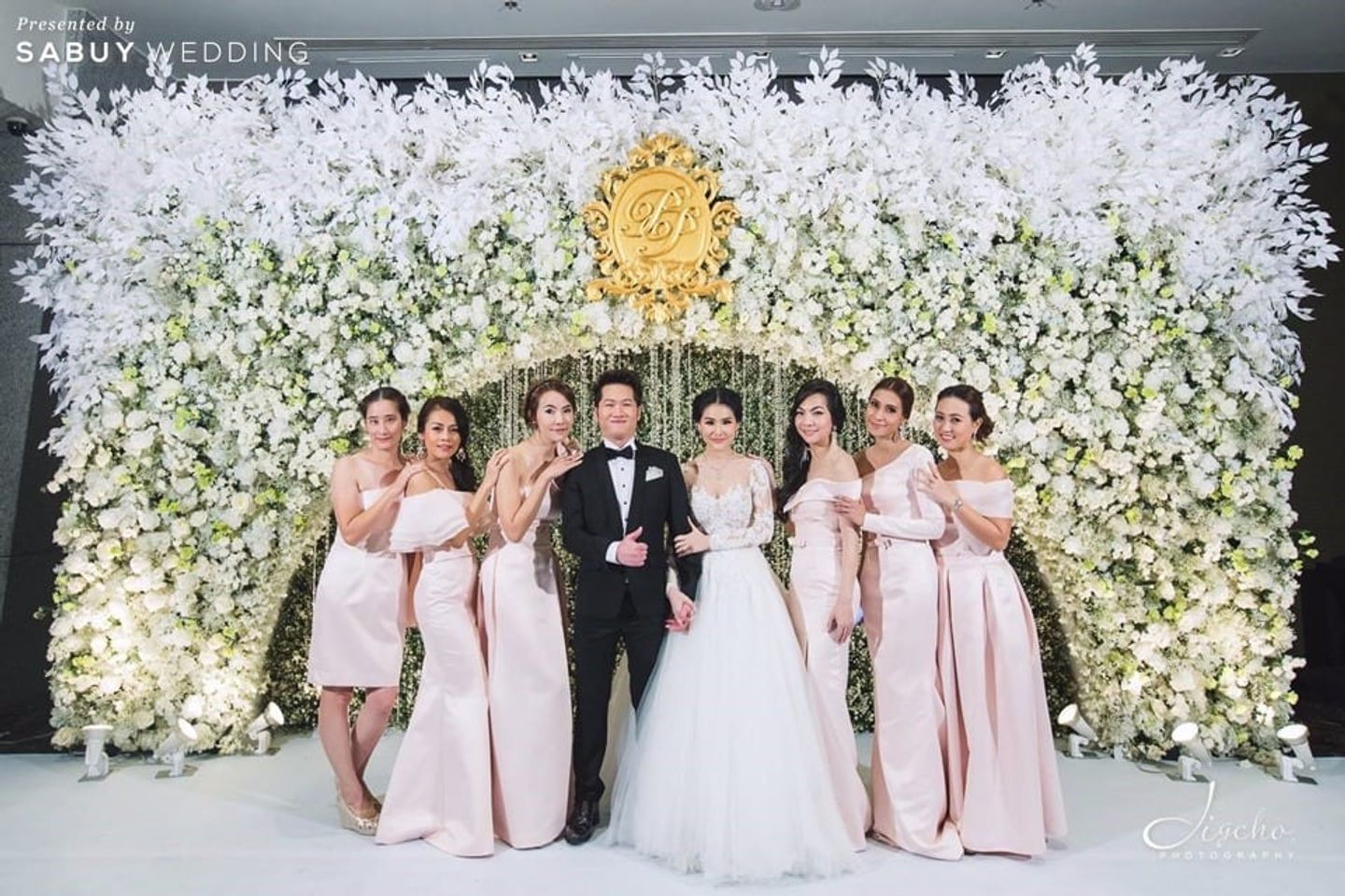 บ่าวสาว,ชุดบ่าวสาว,ชุดเจ้าสาว,ชุดเจ้าบ่าว,เพื่อนเจ้าสาว,ชุดเพื่อนเจ้าสาว,ธีมงานแต่ง,backdrop งานแต่ง,ตกแต่งงานแต่ง,จัดดอกไม้งานแต่ง รีวิวงานแต่งสีขาวคลาสิก กับอุโมงค์ดอกไม้สวยแน่นทุกตารางนิ้ว @The Okura Prestige