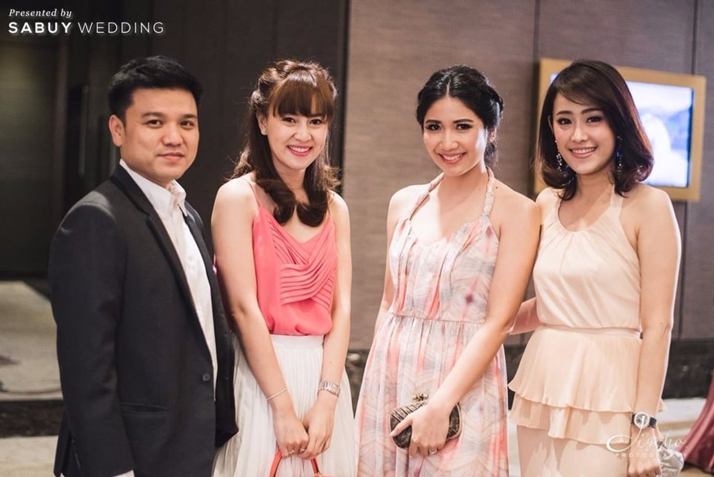 เพื่อนเจ้าสาว รีวิวงานแต่งสีขาวคลาสิก กับอุโมงค์ดอกไม้สวยแน่นทุกตารางนิ้ว @The Okura Prestige