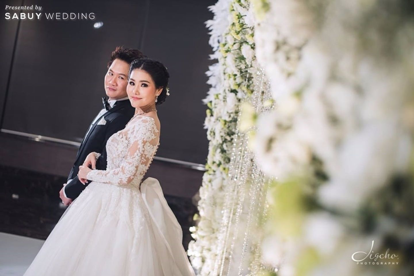 บ่าวสาว,ชุดเจ้าสาว,เจ้าสาว รีวิวงานแต่งสีขาวคลาสิก กับอุโมงค์ดอกไม้สวยแน่นทุกตารางนิ้ว @The Okura Prestige