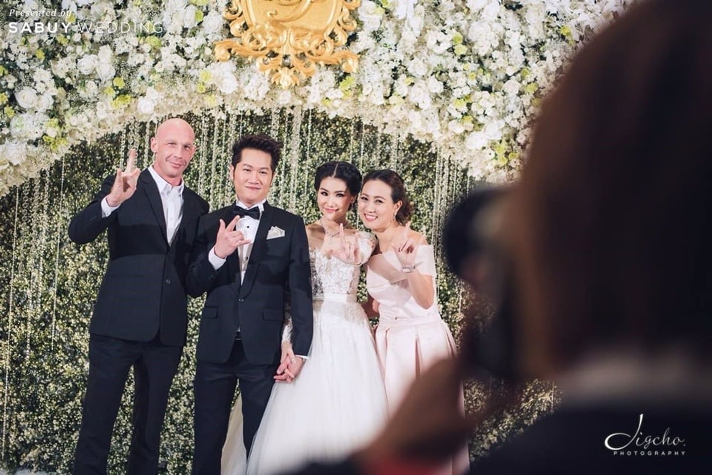 บ่าวสาว,ชุดบ่าวสาว,ชุดเจ้าสาว,ชุดเจ้าบ่าว,จัดดอกไม้งานแต่ง,ตกแต่งงานแต่ง,backdrop งานแต่ง รีวิวงานแต่งสีขาวคลาสิก กับอุโมงค์ดอกไม้สวยแน่นทุกตารางนิ้ว @The Okura Prestige