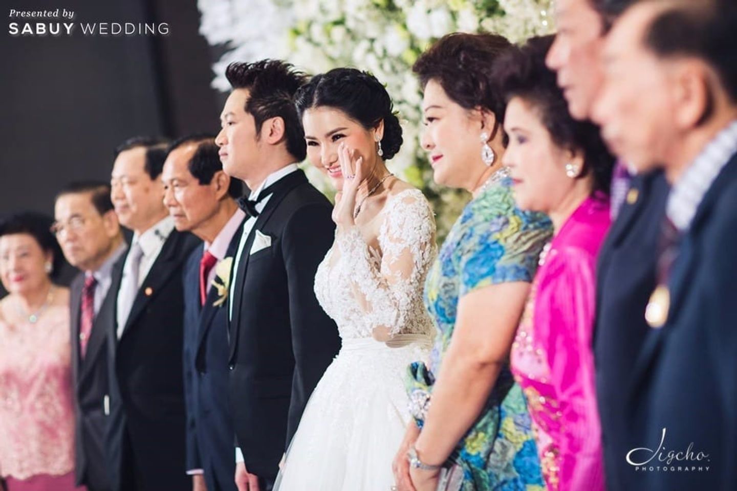 บ่าวสาว,ชุดบ่าวสาว,เจ้าสาว,ครอบครัวบ่าวสาว รีวิวงานแต่งสีขาวคลาสิก กับอุโมงค์ดอกไม้สวยแน่นทุกตารางนิ้ว @The Okura Prestige