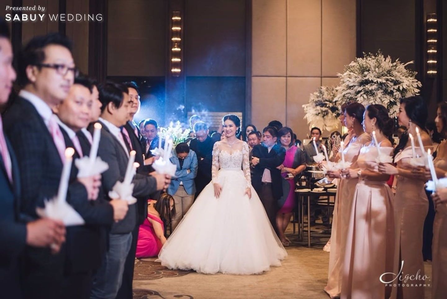 พิธีแต่งงาน,เจ้าสาว,ชุดเจ้าสาว รีวิวงานแต่งสีขาวคลาสิก กับอุโมงค์ดอกไม้สวยแน่นทุกตารางนิ้ว @The Okura Prestige