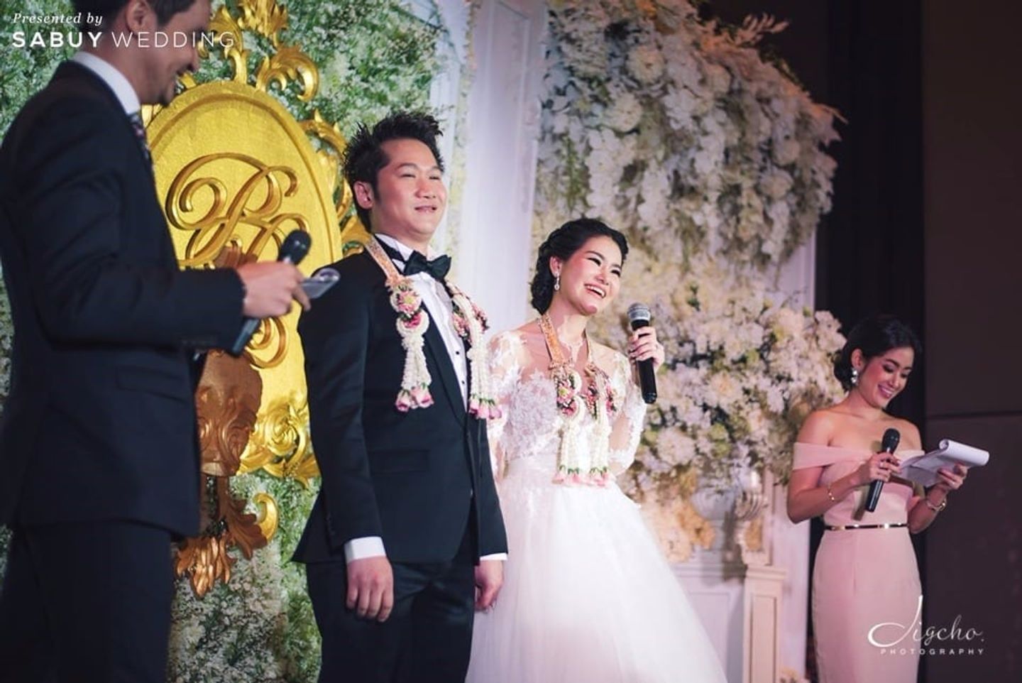 บ่าวสาว,ชุดบ่าวสาว,ชุดเจ้าสาว,ชุดเจ้าบ่าว,พิธีกรงานแต่ง,ตกแต่งงานแต่ง รีวิวงานแต่งสีขาวคลาสิก กับอุโมงค์ดอกไม้สวยแน่นทุกตารางนิ้ว @The Okura Prestige