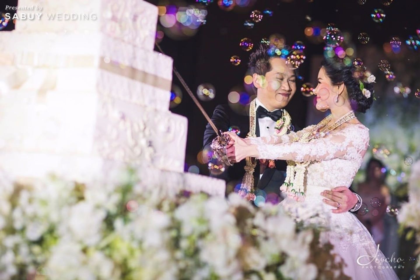 พิธีแต่งงาน,บ่าวสาว,ชุดบ่าวสาว,รูปงานแต่ง รีวิวงานแต่งสีขาวคลาสิก กับอุโมงค์ดอกไม้สวยแน่นทุกตารางนิ้ว @The Okura Prestige