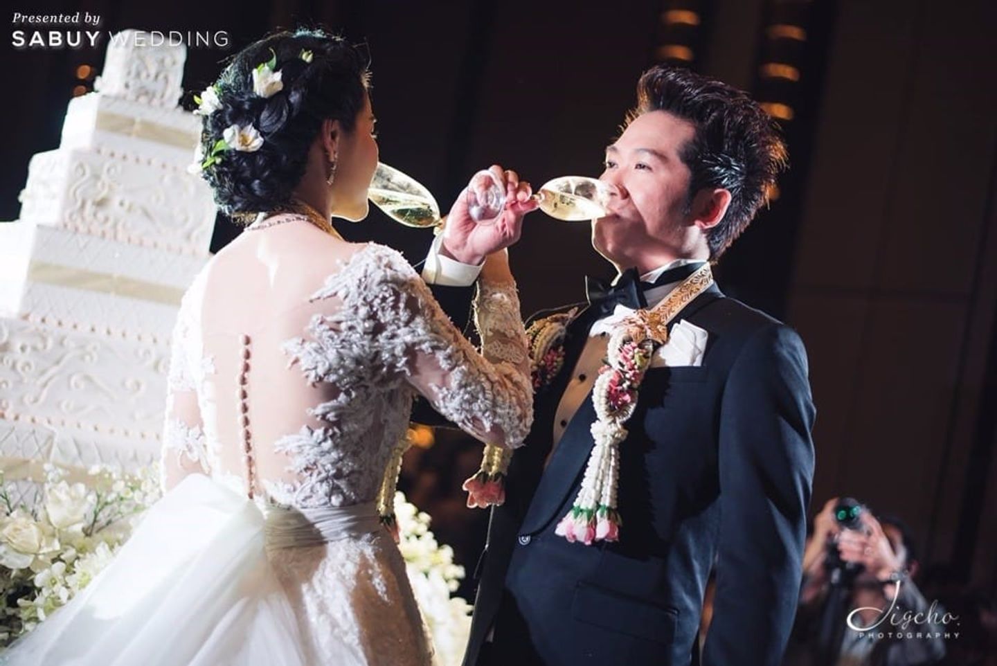 พิธีแต่งงาน,บ่าวสาว,ชุดบ่าวสาว,รูปงานแต่ง รีวิวงานแต่งสีขาวคลาสิก กับอุโมงค์ดอกไม้สวยแน่นทุกตารางนิ้ว @The Okura Prestige