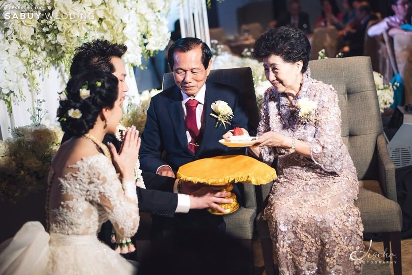บ่าวสาว,งานแต่งงาน,พิธีแต่งงาน รีวิวงานแต่งสีขาวคลาสิก กับอุโมงค์ดอกไม้สวยแน่นทุกตารางนิ้ว @The Okura Prestige