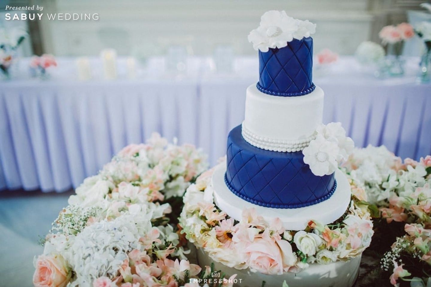 เค้กงานแต่ง,ตกแต่งงานแต่ง,จัดดอกไม้งานแต่ง รีวิวงานแต่งสวยหรูด้วย Long table หวานซึ้งสื่อรักดอกลาเวนเดอร์ @Bangkok Garden Studio