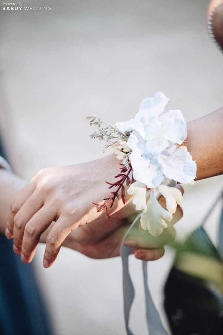 ดอกไม้ติดข้อมือ,ธีมงานแต่ง รีวิวงานแต่งอบอุ่นธีม Elegant Garden งานคราฟท์สวยเด่นเล่นกับโครงสร้าง @Greta Farm & Greta Sport Club