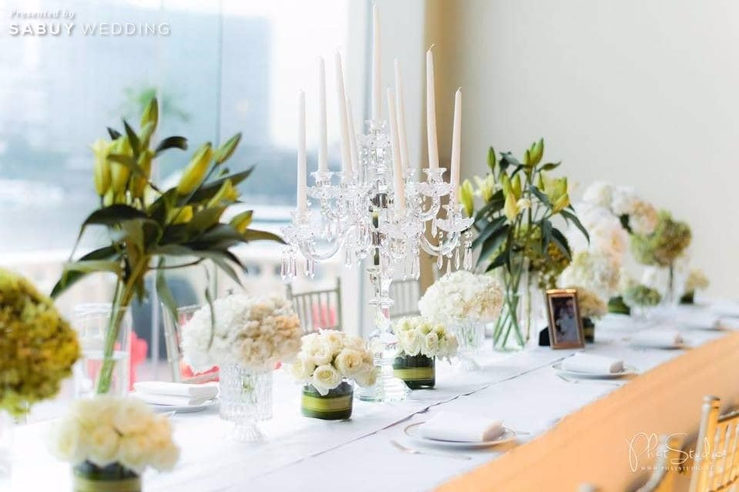 long-table,ตกแต่งงานแต่ง,จัดดอกไม้งานแต่ง รีวิวงานแต่งปาร์ตี้แซ่บซี๊ด ปิดผับรับแสงนีออนไลท์ในธีม Sneaker @The Peninsula Bangkok
