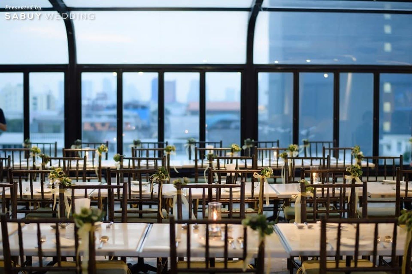 long-table รีวิวงานแต่ง Flower Garden บนดาดฟ้า ดื่มด่ำแสงไฟนวลตาบน Rooftop @Hotel Once