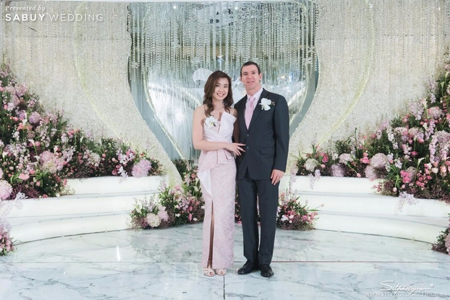 backdrop งานแต่ง,จัดดอกไม้งานแต่ง,ตกแต่งงานแต่ง รีวิวงานแต่ง 4 มิติยุคใหม่ ส่งผ่านความรู้สึก ครบทุกประสาทสัมผัส @Plaza Athénée Bangkok