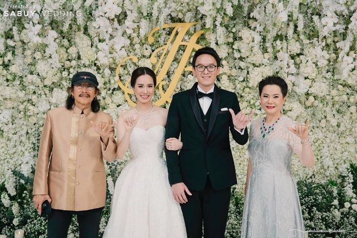บ่าวสาว,ชุดบ่าวสาว,ดารา,จัดดอกไม้งานแต่ง,backdrop งานแต่ง,ชุดเจ้าบ่าว,ชุดเจ้าสาว รีวิวงานแต่งสวยคลาสสิกของเจ้าสาวคาราบาวแดง @Grand Hyatt Erawan