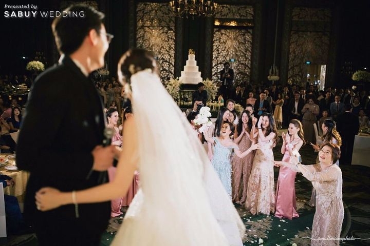 พิธีแต่งงาน,บ่าวสาว,โยนดอกไม้เจ้าสาว,เพื่อนเจ้าสาว รีวิวงานแต่งสวยคลาสสิกของเจ้าสาวคาราบาวแดง @Grand Hyatt Erawan