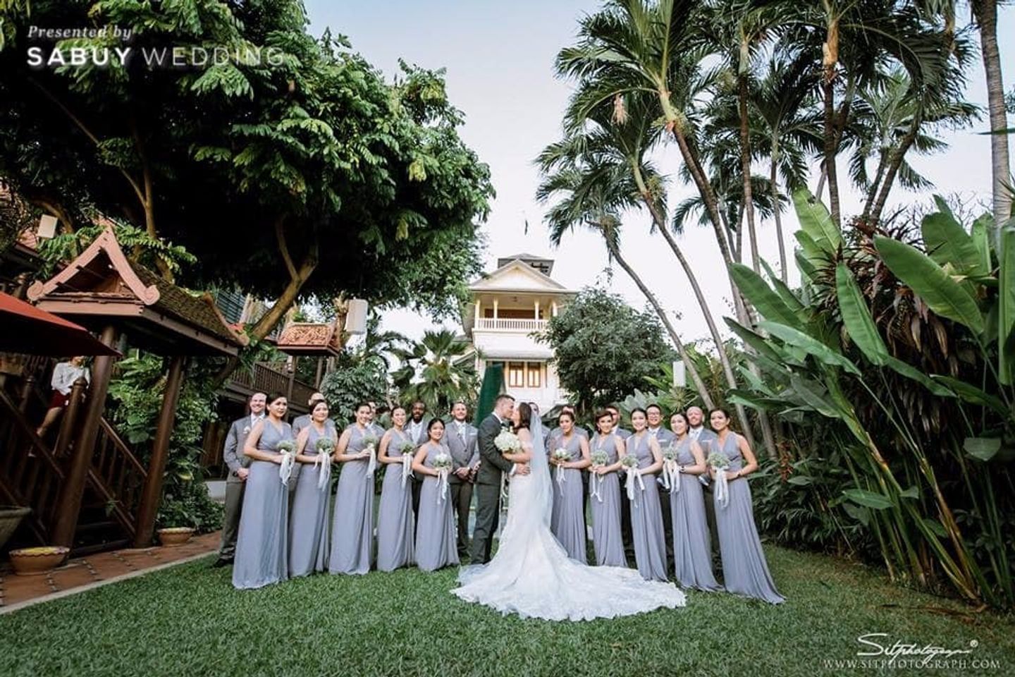 บ่าวสาว,ชุดบ่าวสาว,เพื่อนเจ้าสาว,ชุดเพื่อนเจ้าสาว,ธีมงานแต่ง,สถานที่แต่งงาน,สถานที่จัดงานแต่งงาน,เรือนไทย,งานแต่งในสวน จัดงานแต่งงานร่วมสมัยแบบไทยคลาสิก  เรือนไทยริมน้ำ จักรพงษ์วิลล่า