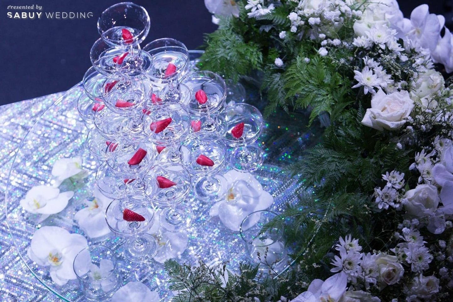 แชมเปญ,แก้ว,จัดดอกไม้งานแต่ง รีวิวงานแต่งสวยชิค ทันสมัย ในแบบ Romantic Autumn @Banyan Tree Bangkok