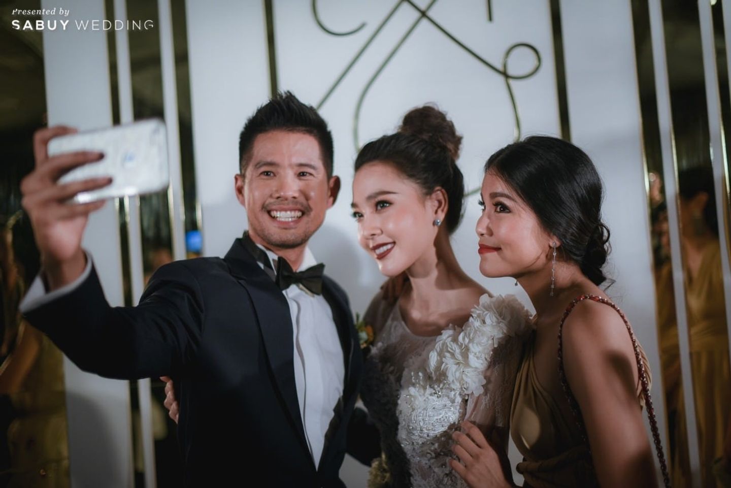 ถ่ายรูป,บ่าวสาว,ชุดบ่าวสาว,เพื่อนเจ้าสาว รีวิวงานแต่งสวยชิค ทันสมัย ในแบบ Romantic Autumn @Banyan Tree Bangkok