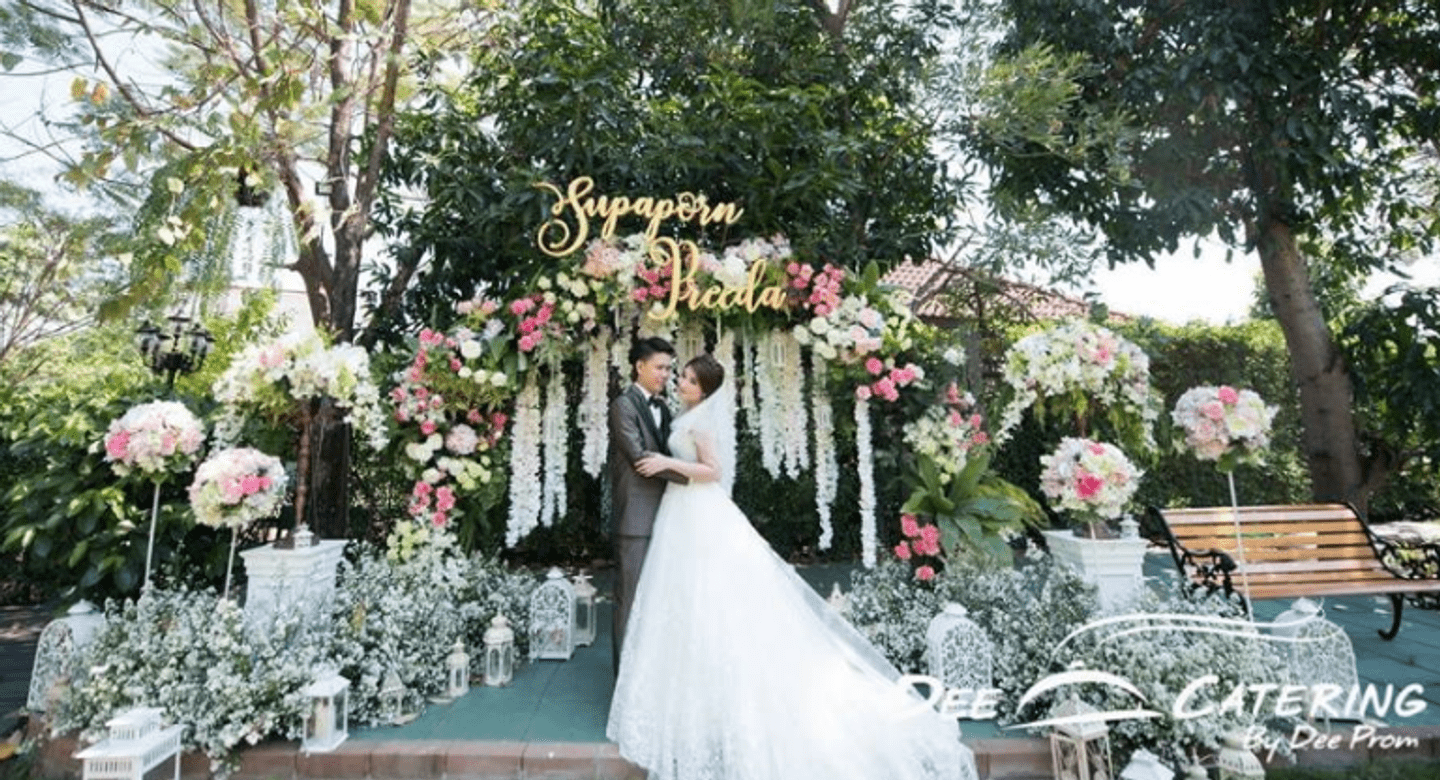 บ่าวสาว,งานแต่งในสวน,backdrop งานแต่ง,ตกแต่งงานแต่ง,จัดดอกไม้งานแต่ง,ชุดบ่าวสาว 3 สถานที่เรือนไทย แต่งเช้าเลี้ยงเที่ยงครบทุกสิ่ง ในงบสามแสน!
