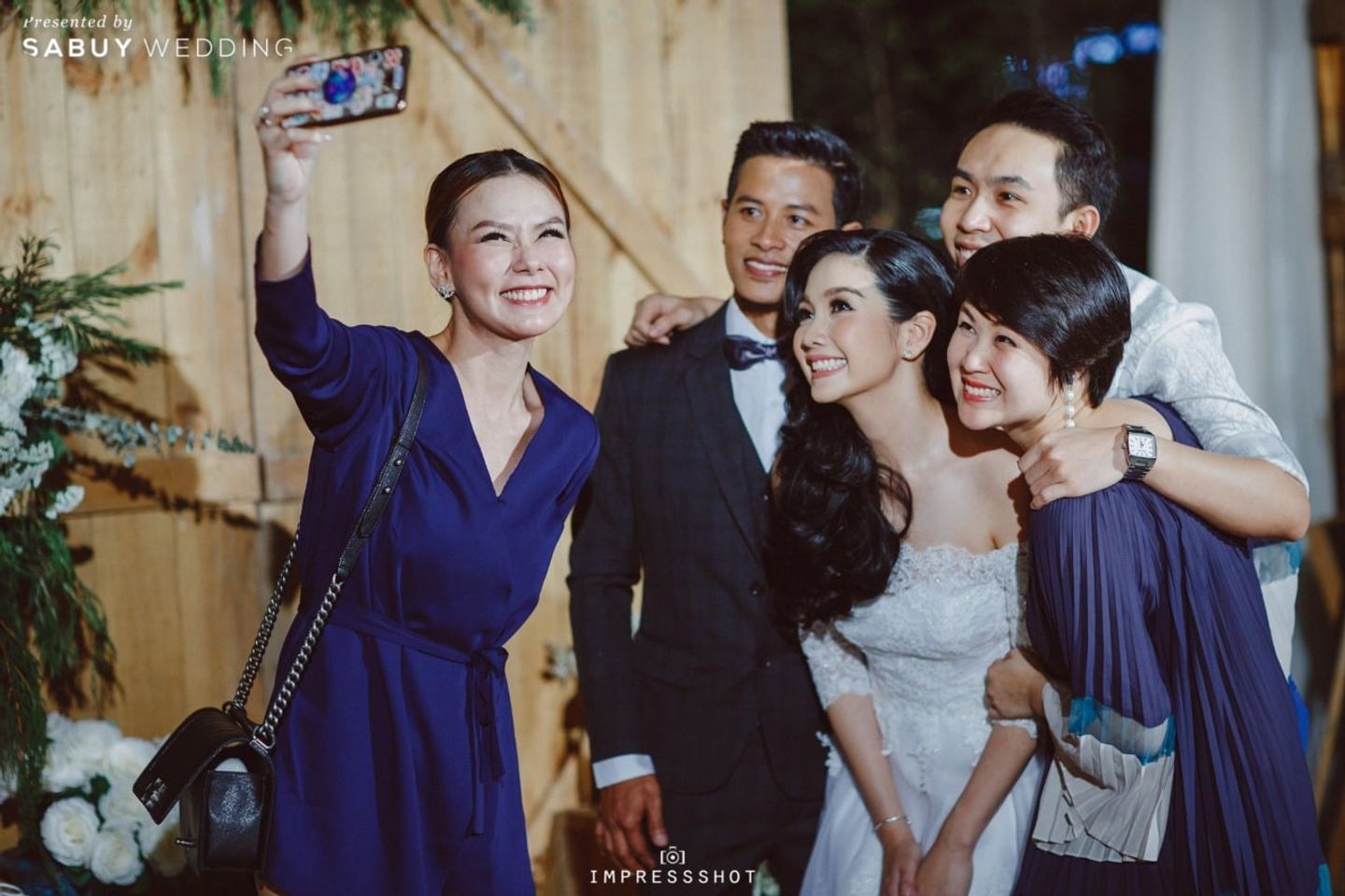 บ่าวสาว,เซลฟี่ถ่ายรูป,งานแต่งงาน รีวิวงานแต่งรัสติกสีฟ้า พร้อม After-party ในสวน @Bangkok Garden Studio