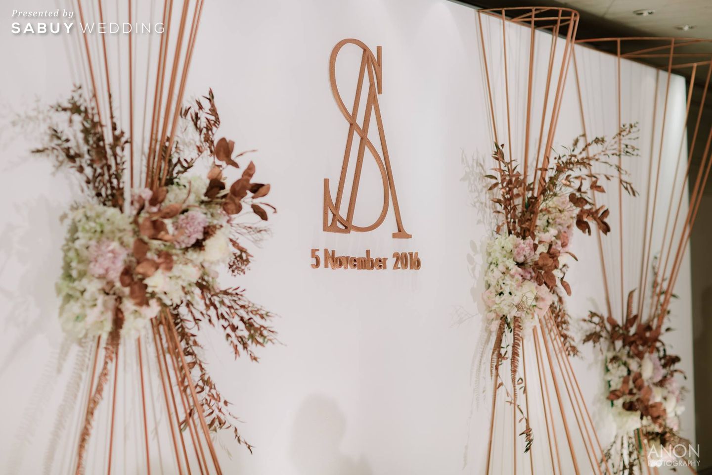 backdrop งานแต่ง,จัดดอกไม้งานแต่ง รีวิวงานแต่ง Rose Gold Glitter สวยล้ำ นำเทรนด์ @Swissotel Nai Lert Park Bangkok