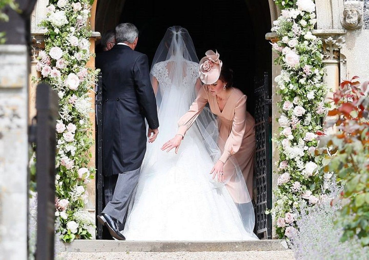 ชุดเจ้าสาว,งานแต่งงานดารา,จัดดอกไม้งานแต่ง งานแต่งงานหรูหราสุดคลาสสิกของ พิพพา มิดเดิลตัน น้องสาว ดัชเชสส์ เคท แห่งเคมบริดจ์