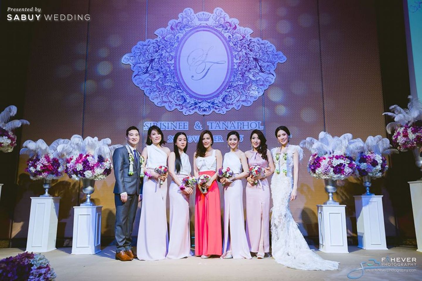 บ่าวสาว,ชุดบ่าวสาว,เพื่อนเจ้าสาว,ช่อดอกไม้,รูปงานแต่ง,ตกแต่งงานแต่ง,จัดดอกไม้งานแต่ง,backdrop งานแต่ง รีวิวงานแต่งธีมชมพูม่วง ไฮไลท์เปิดตัวสุดเก๋จากกลางห้อง @Grand Fourwings