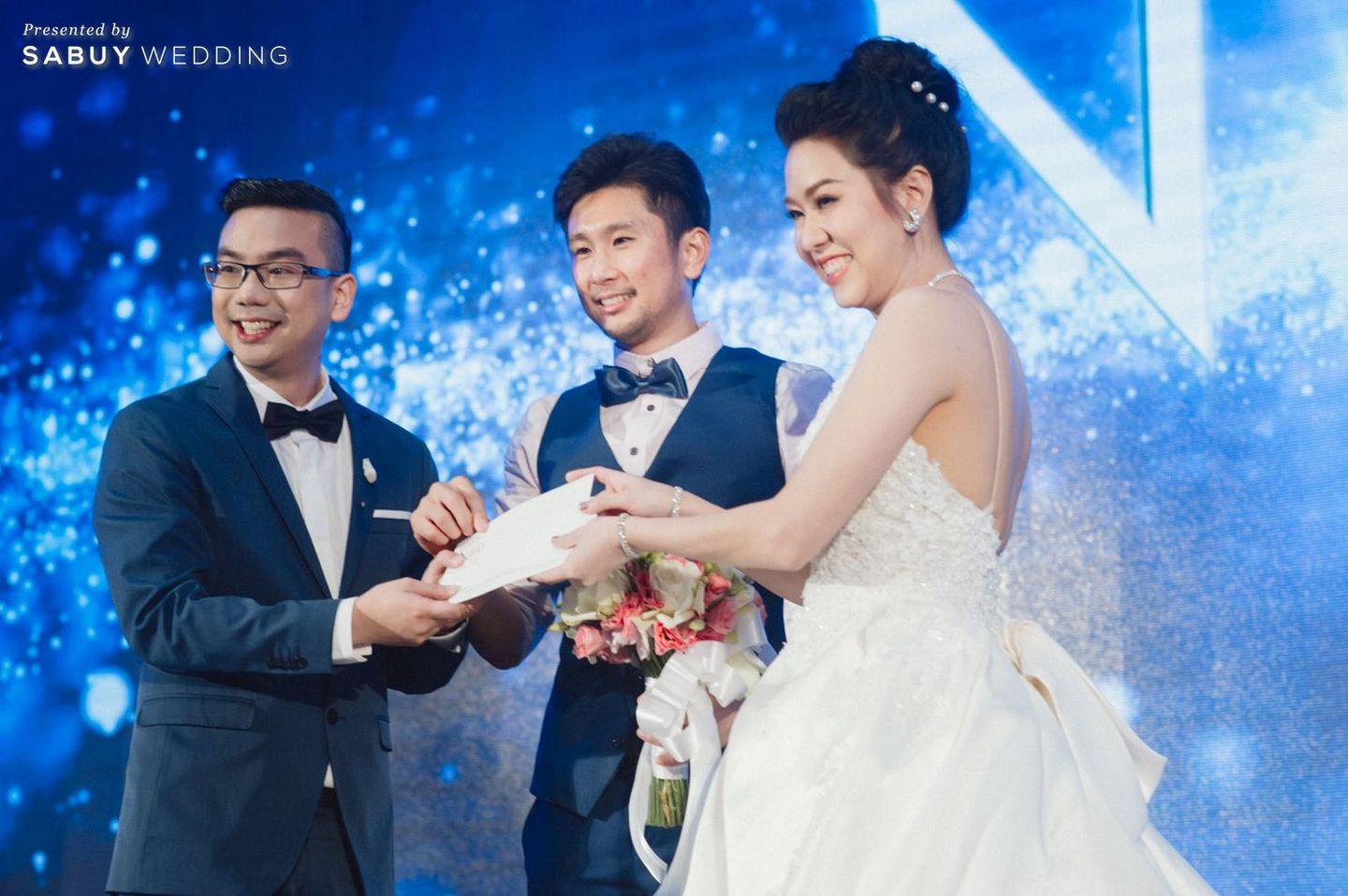 พิธีแต่งงาน,บ่าวสาว,เพื่อนบ่าวสาว,ชุดบ่าวสาว รีวิวงานแต่งปาร์ตี้แสงสี แกลอรี่แบบใหม่ ภาพเคลื่อนไหวได้ @Ahyat Abalone