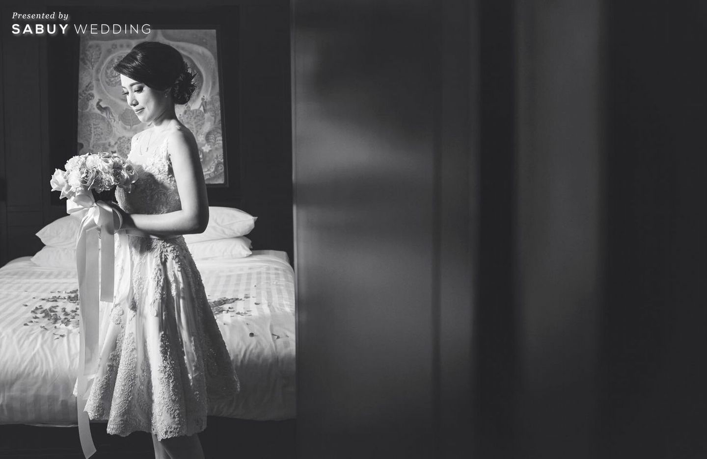 ช่อดอกไม้,ชุดหมั้น รีวิวงานแต่งหมั้นจีนตามขนบ แต่ครบสูตรความสวยด้วยวิวสถานที่แต่งงานแบบ Rooftop @Banyan Tree Bangkok