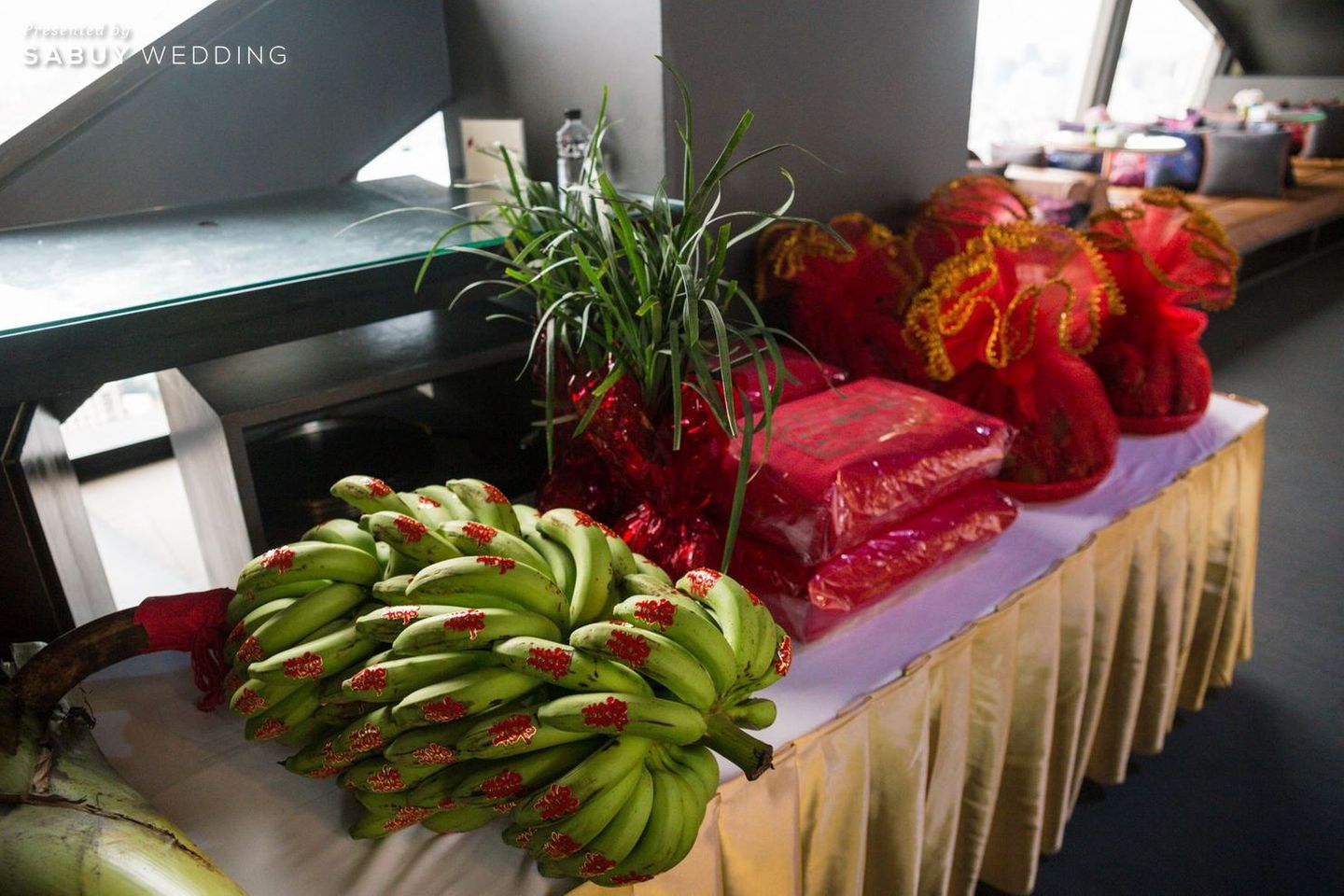 งานหมั้น,ของเตรียมฝ่ายหญิง รีวิวงานแต่งหมั้นจีนตามขนบ แต่ครบสูตรความสวยด้วยวิวสถานที่แต่งงานแบบ Rooftop @Banyan Tree Bangkok