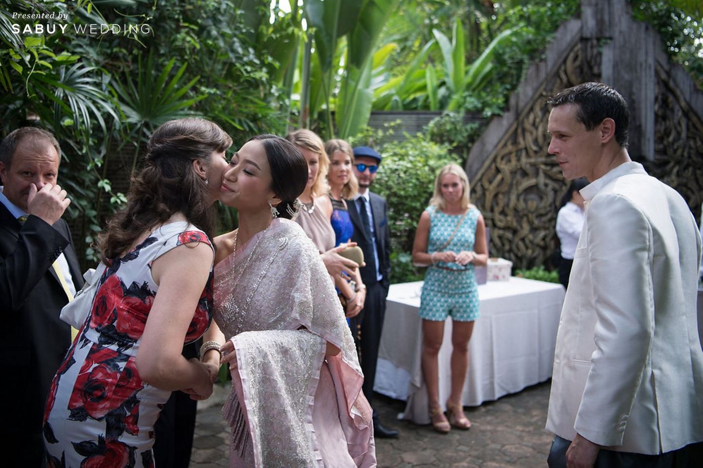 เจ้าสาว,ชุดไทย,ชุดหมั้น,งานหมั้น,สถานที่แต่งงาน,บ่าวสาว,เรือนไทย,งานแต่ง outdoor รีวิวงานแต่งเรือนไทยริมน้ำ มัดใจแขกต่างชาติ ด้วยบรรยากาศสุดคลาสสิก @วังจักรพงษ์