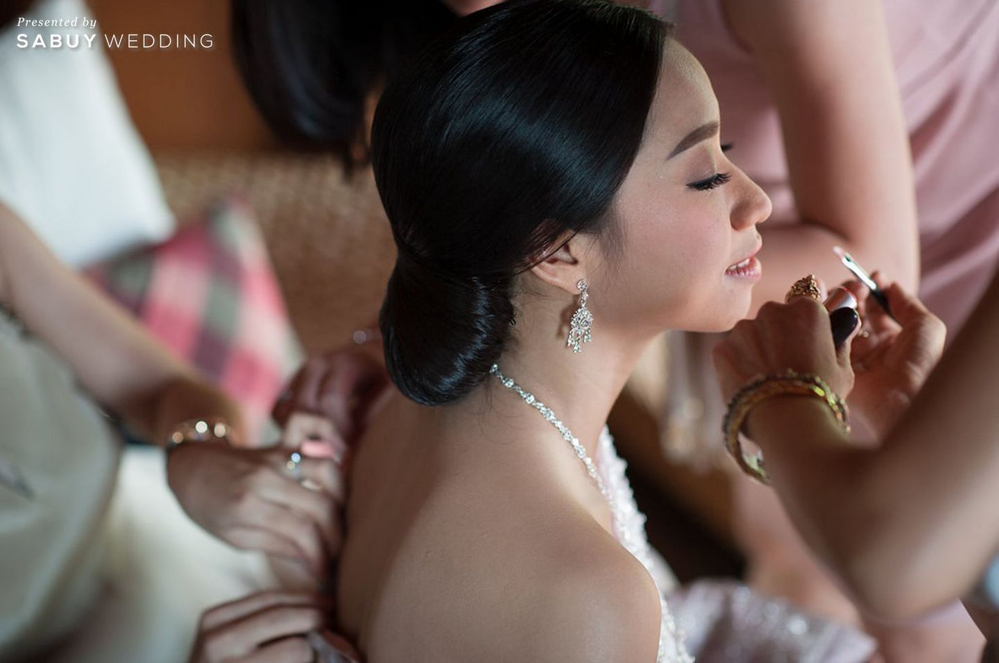 เจ้าสาว,ชุดไทย,ชุดหมั้น,งานหมั้น,แต่งหน้าเจ้าสาว รีวิวงานแต่งเรือนไทยริมน้ำ มัดใจแขกต่างชาติ ด้วยบรรยากาศสุดคลาสสิก @วังจักรพงษ์