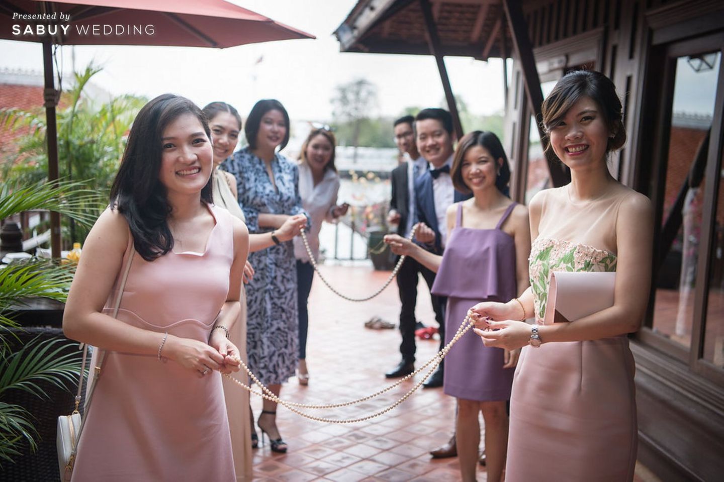 ประตูเงินประตูทอง,แขกงานแต่ง,เพื่อนเจ้าสาว,พิธีหมั้น,งานหมั้น,สถานที่แต่งงาน,เรือนไทย รีวิวงานแต่งเรือนไทยริมน้ำ มัดใจแขกต่างชาติ ด้วยบรรยากาศสุดคลาสสิก @วังจักรพงษ์