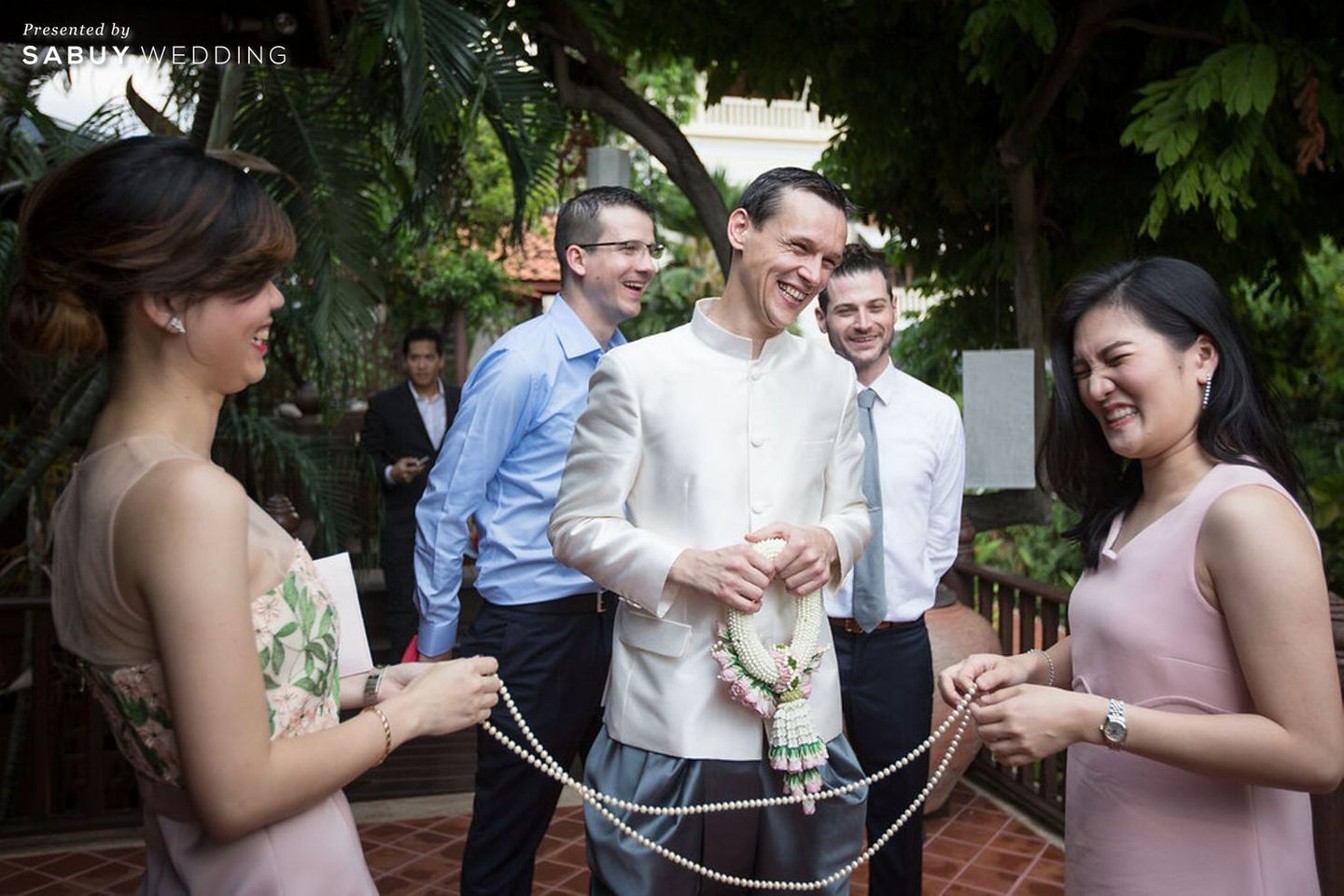ประตูเงินประตูทอง,แขกงานแต่ง,เพื่อนเจ้าสาว,พิธีหมั้น,งานหมั้น,สถานที่แต่งงาน,เรือนไทย,เจ้าบ่าว รีวิวงานแต่งเรือนไทยริมน้ำ มัดใจแขกต่างชาติ ด้วยบรรยากาศสุดคลาสสิก @วังจักรพงษ์