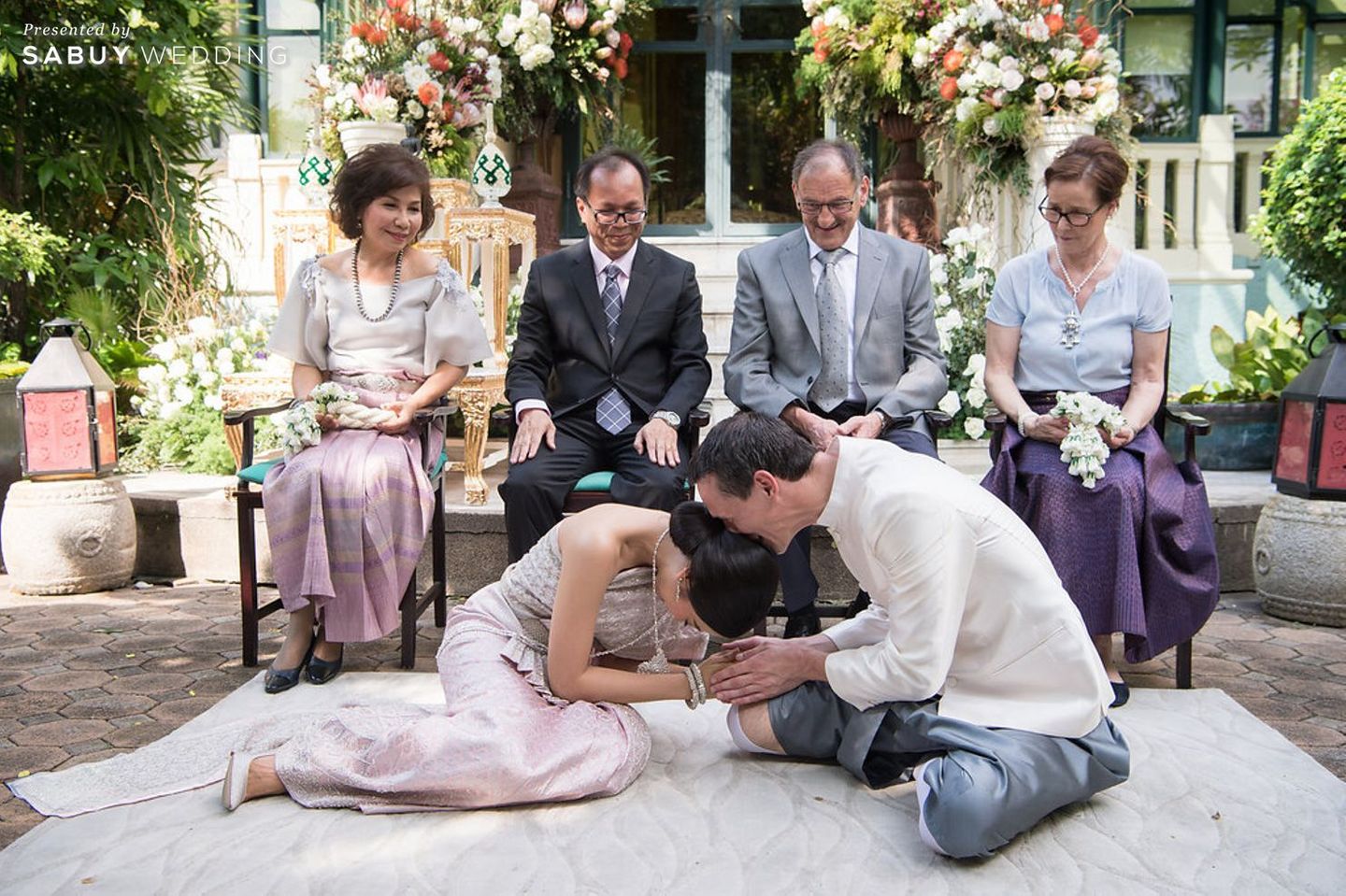 พิธีหมั้น,งานหมั้น,สถานที่แต่งงาน,บ่าวสาว,ชุดเจ้าสาว,ชุดไทย,ชุดหมั้น,งานแต่ง outdoor รีวิวงานแต่งเรือนไทยริมน้ำ มัดใจแขกต่างชาติ ด้วยบรรยากาศสุดคลาสสิก @วังจักรพงษ์