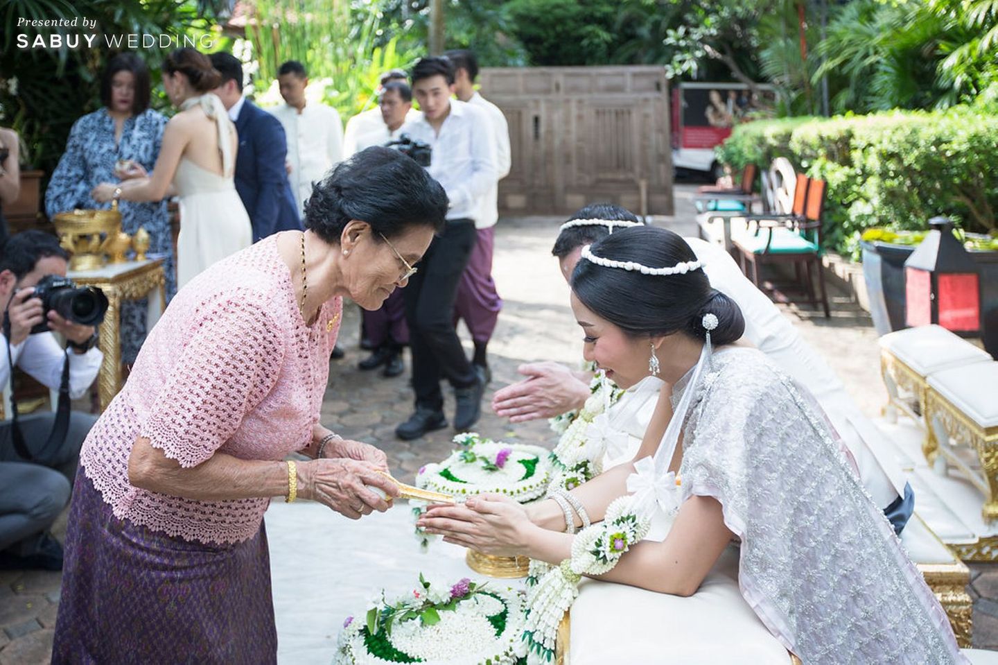 พิธีหมั้น,งานหมั้น,สถานที่แต่งงาน,บ่าวสาว,ชุดเจ้าสาว,ชุดไทย,ชุดหมั้น,งานแต่ง outdoor,รดน้ำสังข์ รีวิวงานแต่งเรือนไทยริมน้ำ มัดใจแขกต่างชาติ ด้วยบรรยากาศสุดคลาสสิก @วังจักรพงษ์