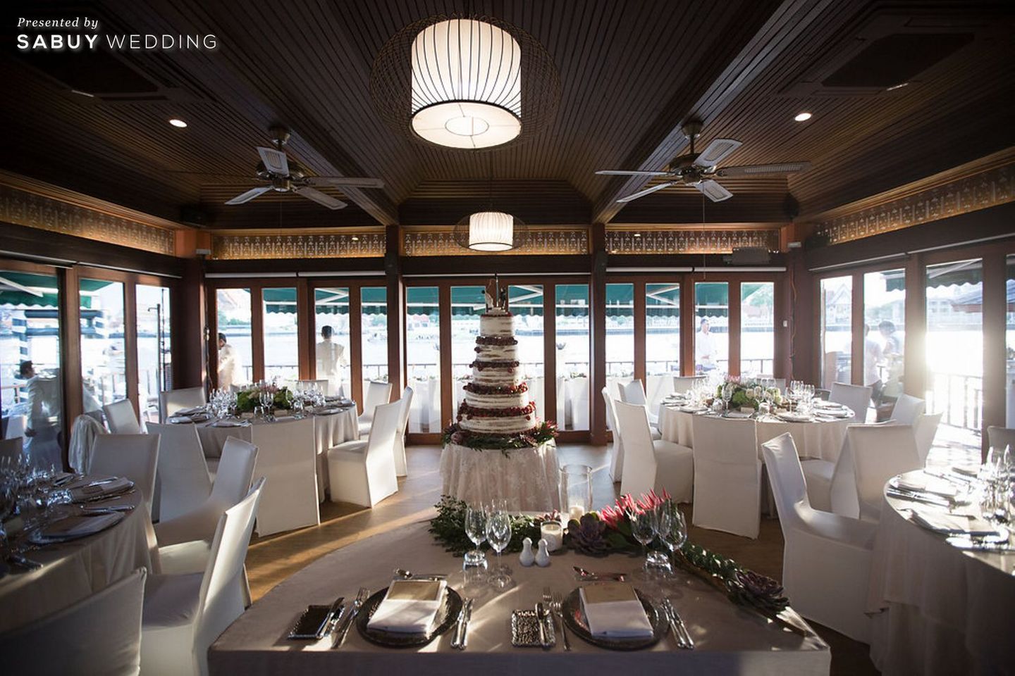 สถานที่แต่งงาน,พิธีแต่งงาน,ตกแต่งงานแต่ง,จัดดอกไม้งานแต่ง รีวิวงานแต่งเรือนไทยริมน้ำ มัดใจแขกต่างชาติ ด้วยบรรยากาศสุดคลาสสิก @วังจักรพงษ์