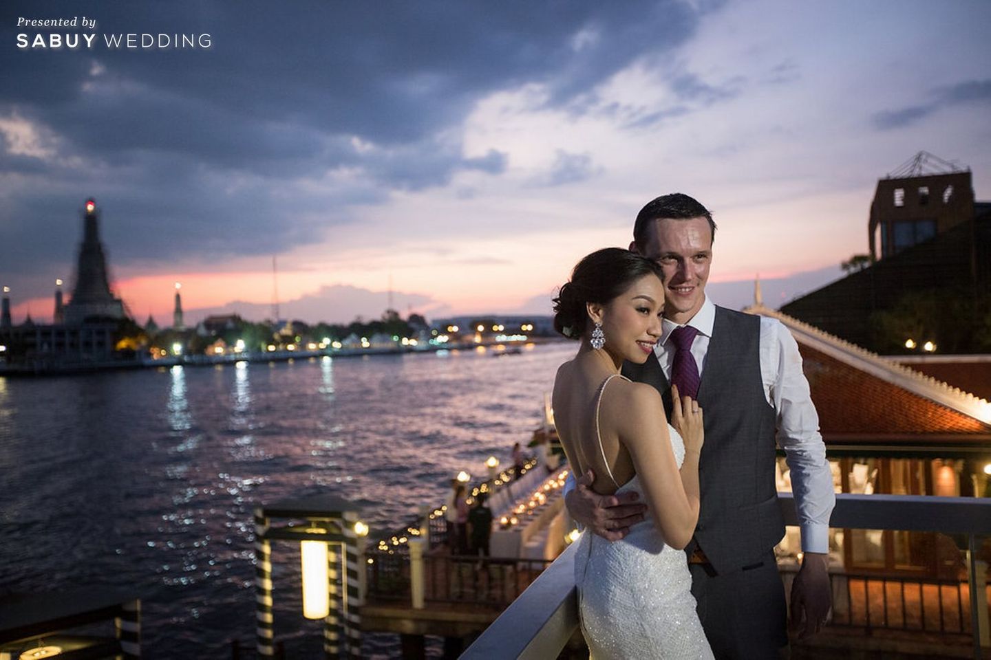 บ่าวสาว,รูปงานแต่ง,เรือนไทย,ริมน้ำ,สถานที่แต่งงาน รีวิวงานแต่งเรือนไทยริมน้ำ มัดใจแขกต่างชาติ ด้วยบรรยากาศสุดคลาสสิก @วังจักรพงษ์