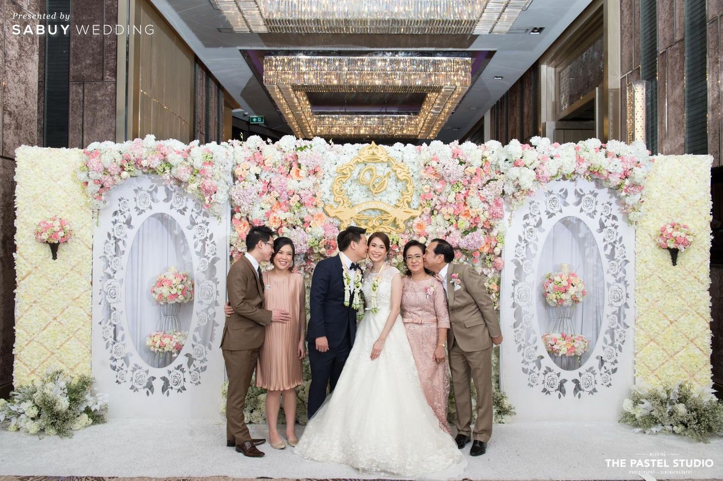 บ่าวสาว,ชุดบ่าวสาว,รูปงานแต่ง,backdrop งานแต่ง,ครอบครัวบ่าวสาว,จัดดอกไม้งานแต่ง 3 สไตล์งานแต่งงานเก๋ไก๋ สำหรับบ่าวสาวสายวัยรุ่น
