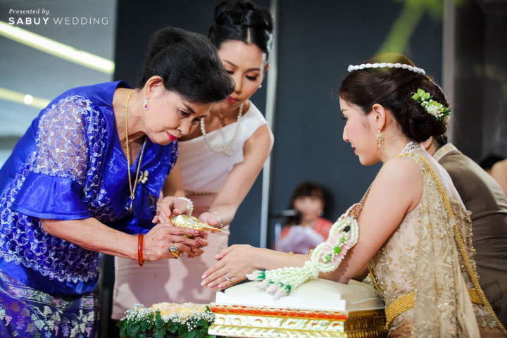 รดน้ำสังข์,พิธีหมั้น,งานหมั้น,ชุดหมั้น รีวิวงานแต่งในห้อง 2 ชั้นสุด exclusive เก๋หรูดูดี มีฟังก์ชั่น @Crowne Plaza