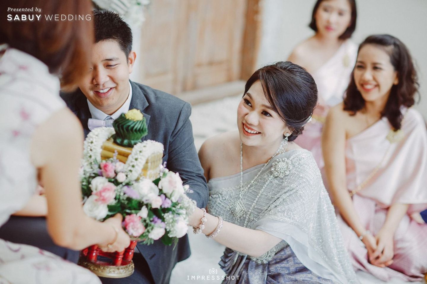 พิธีหมั้น,งานหมั้น,พานขันหมาก,ชุดหมั้น,รูปงานแต่ง รีวิวงานแต่งเรียบหรูดูสง่างาม แฝงความอ่อนหวานจากมวลดอกไม้ @Benedict Studio