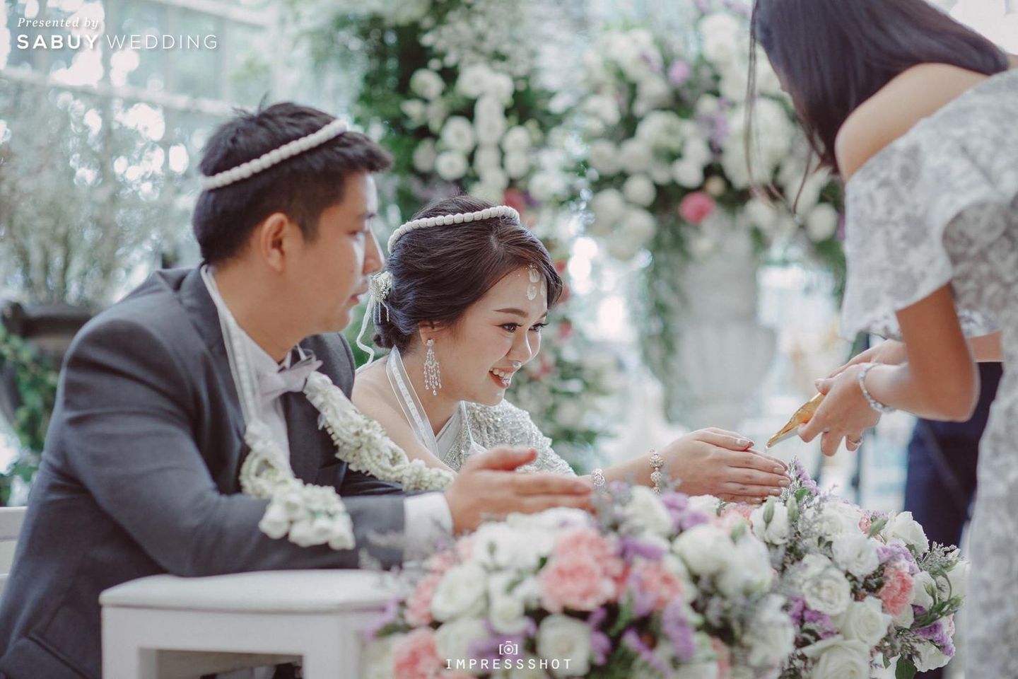 พิธีหมั้น,งานหมั้น,รดน้ำสังข์,จัดดอกไม้งานแต่ง รีวิวงานแต่งเรียบหรูดูสง่างาม แฝงความอ่อนหวานจากมวลดอกไม้ @Benedict Studio