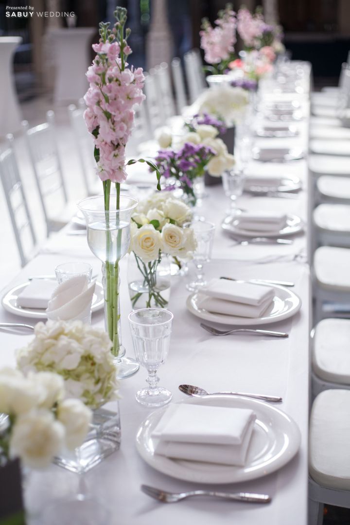 long-table,จัดดอกไม้งานแต่ง,ตกแต่งงานแต่ง รีวิวงานแต่งเรียบหรูดูสง่างาม แฝงความอ่อนหวานจากมวลดอกไม้ @Benedict Studio