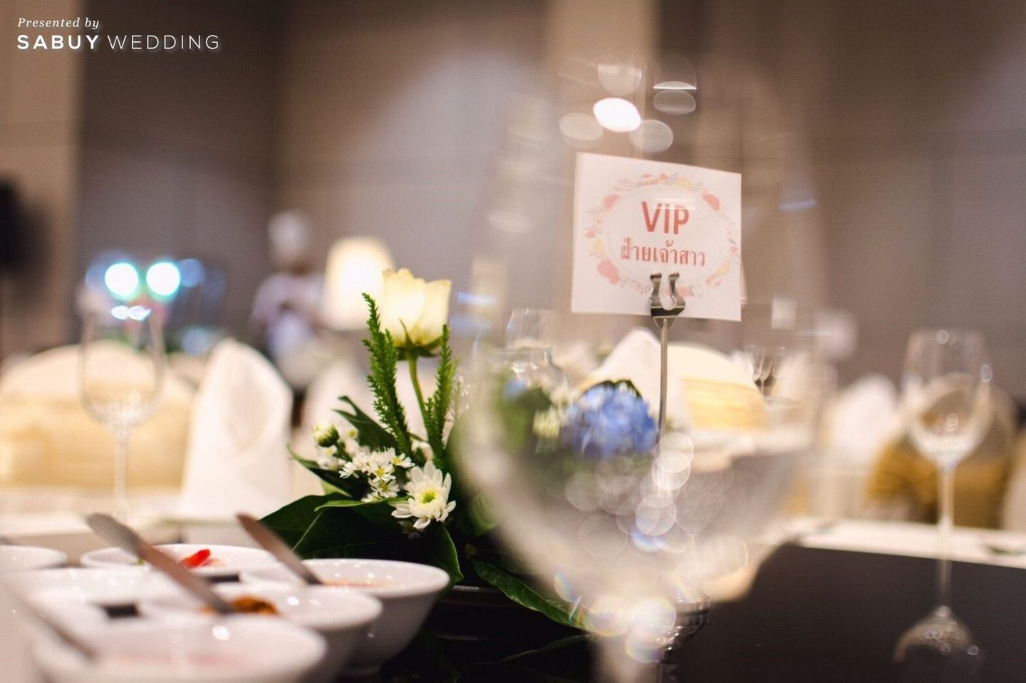 โต๊ะงานแต่ง,ดอกไม้ รีวิวงานแต่งธีมสีฟ้า ในห้องทรงโดมดีไซน์เก๋ @Portal Ballroom อิมแพ็ค