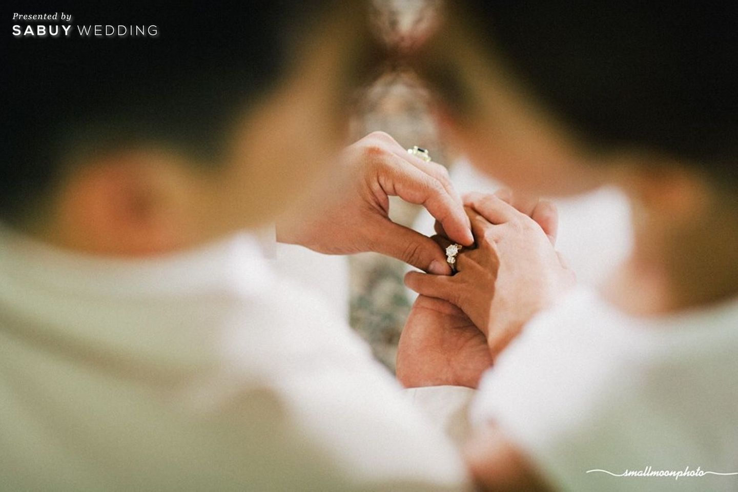 งานแต่งงาน,แหวนแต่งงาน,เจ้าบ่าว,เจ้าสาว,รูปงานแต่ง,Smallmoonphoto รูปงานแต่งสุดครีเอทีฟ จังหวะได้ ความหมายดี by Smallmoonphoto