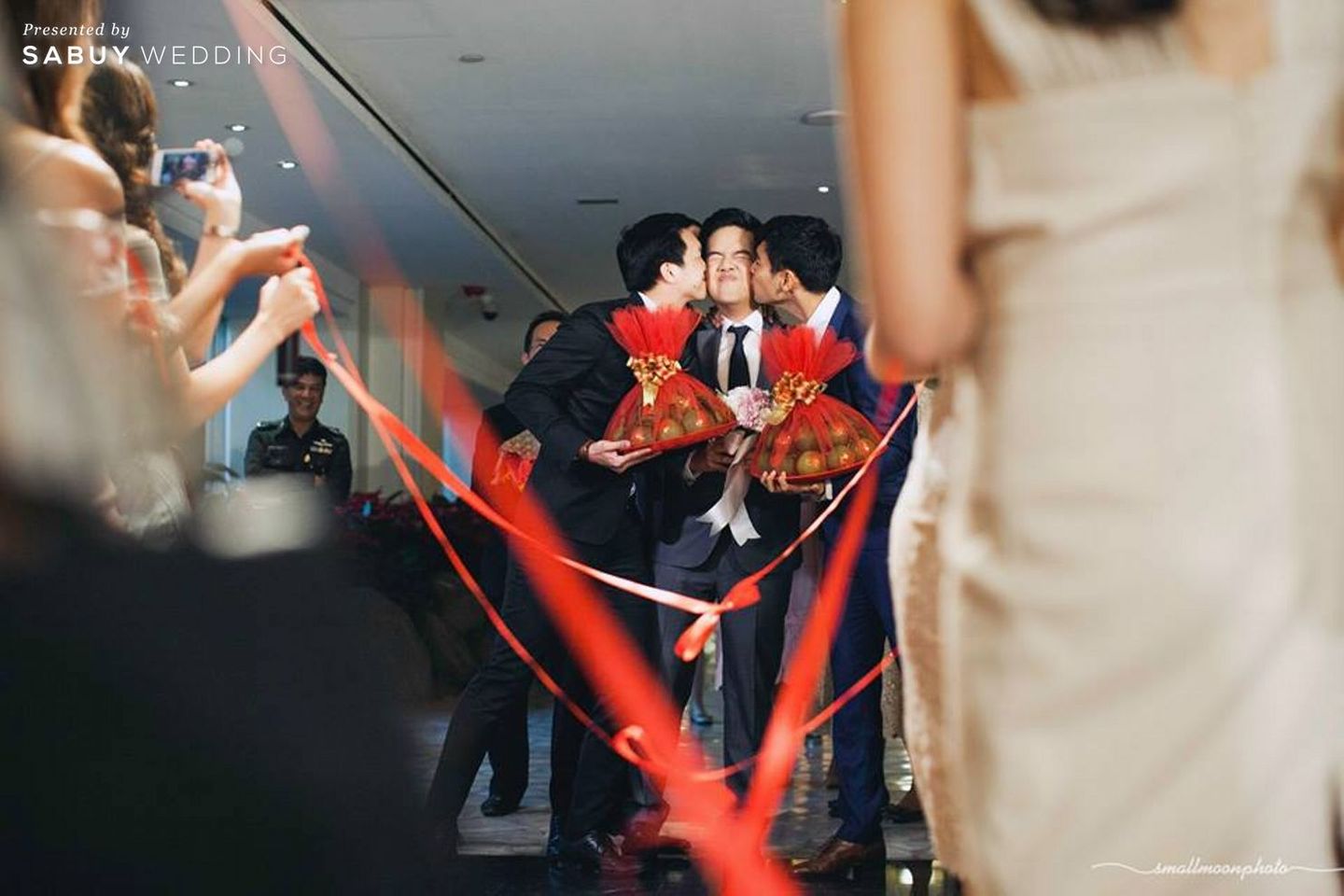 งานแต่งงาน,เจ้าบ่าว,เเพื่อนเจ้าบ่าว,งานหมั้น,พิธีหมั้น,แห่ขันหมาก,รูปงานแต่ง,Smallmoonphoto รูปงานแต่งสุดครีเอทีฟ จังหวะได้ ความหมายดี by Smallmoonphoto