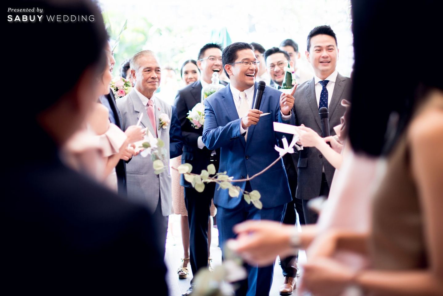 เจ้าบ่าว,ชุดเจ้าบ่าว,พิธีหมั้น,แห่ขันหมาก,ขบวนขันหมาก,สายกั้นประตู รีวิวงานแต่งมีดีไซน์ ไอเดียจัดเลี้ยงแบบ Standing Buffet @The Athenee Hotel