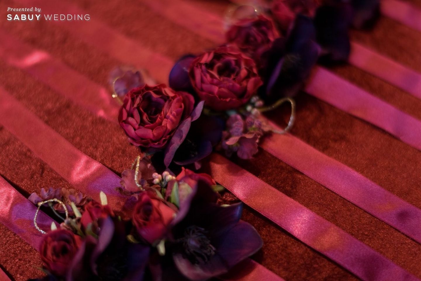 พร็อพ,ดอกไม้ผูกข้อมือเพื่อนเจ้าสาว รีวิวงานแต่งสีแดง สวยแพงสุดชิค ลุคจีนโมเดิร์น @Conrad Bangkok