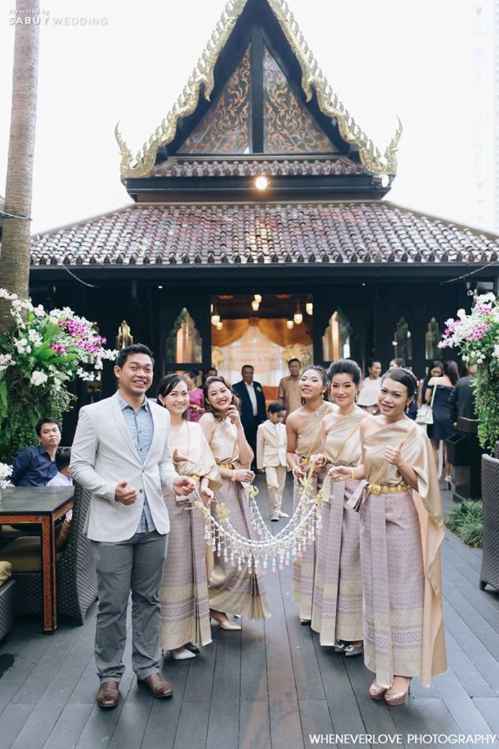 งานหมั้น,พิธีหมั้น,พิธีแต่งงาน,พิธีแต่งงานแบบไทย,กั้นประตู,เพื่อนเจ้าสาว,สถานที่แต่งงาน,สถานที่จัดงานแต่งงาน,เรือนไทย,Wheneverlove Photography,Shangri-La Hotel,Bangkok งานหมั้นพิธีไทย โดนใจฝรั่ง Photo by Wheneverlove Photography