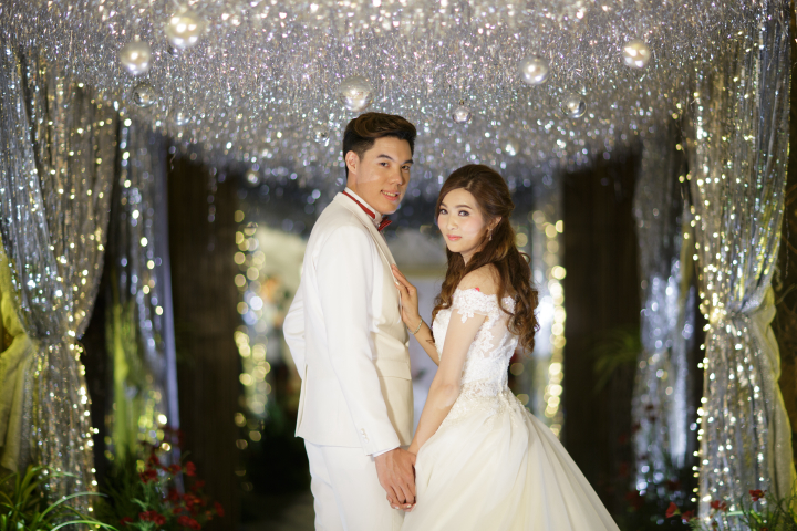 รีวิวงานแต่งสไตล์โมเดิร์น เรียบหรูดูแพง ด้วยเฉดสีเทาแดงแห่งความรัก @Grand howard hotel