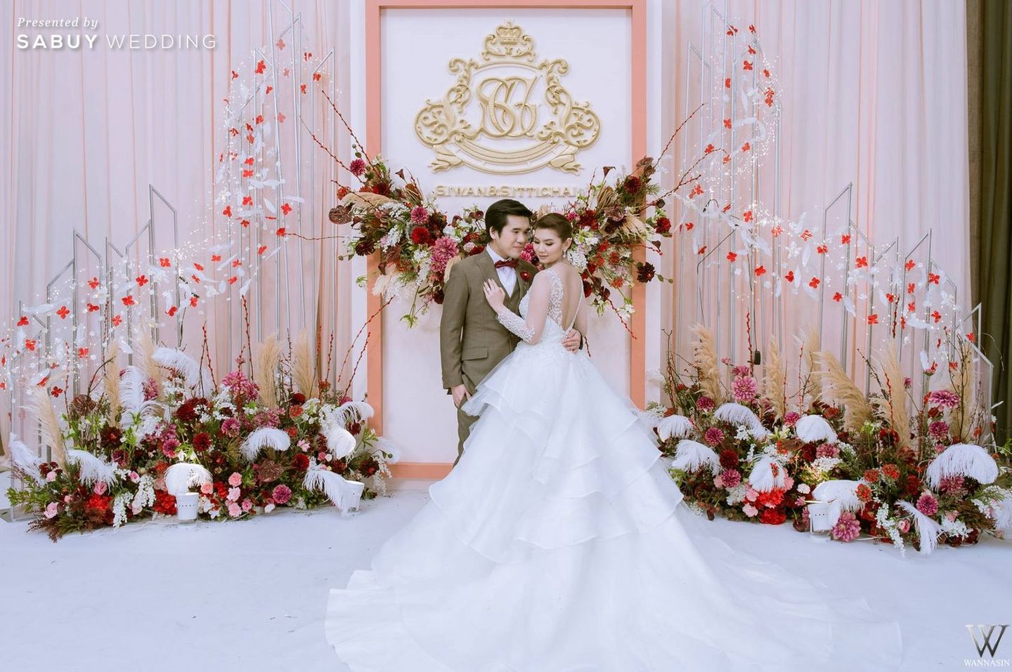 เจ้าบ่าว,เจ้าสาว,ตกแต่งงานแต่ง,backdrop งานแต่ง,จัดดอกไม้งานแต่ง,ชุดเจ้าสาว รีวิวงานแต่งธีม Rose Gold สวยมีเสน่ห์ เก๋ด้วยพร็อพขนนก @Conrad Bangkok