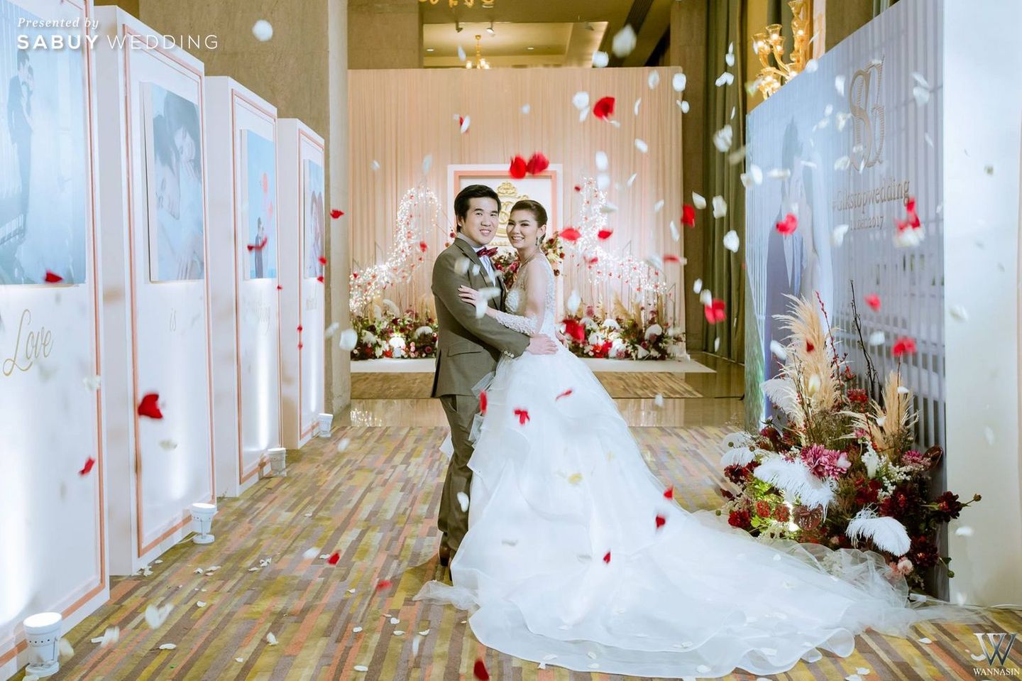 เจ้าบ่าว,เจ้าสาว,ตกแต่งงานแต่ง,backdrop งานแต่ง,จัดดอกไม้งานแต่ง,ชุดเจ้าสาว รีวิวงานแต่งธีม Rose Gold สวยมีเสน่ห์ เก๋ด้วยพร็อพขนนก @Conrad Bangkok